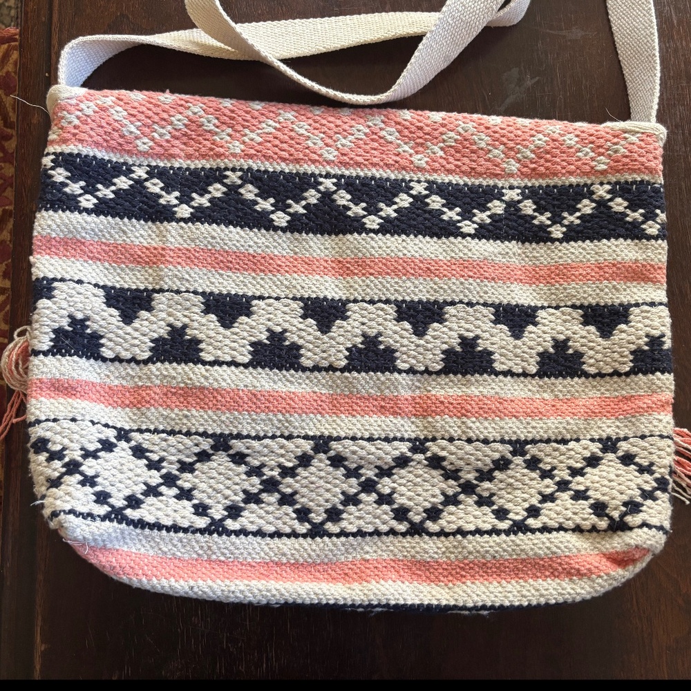 LOVESTITCH TAPESTRY MESSENGER BAG-NWOT - Picture 5 of 11